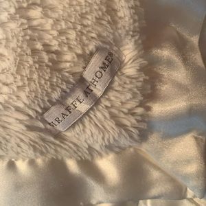 Ivory Little Giraffe Home Kids Large Blanket